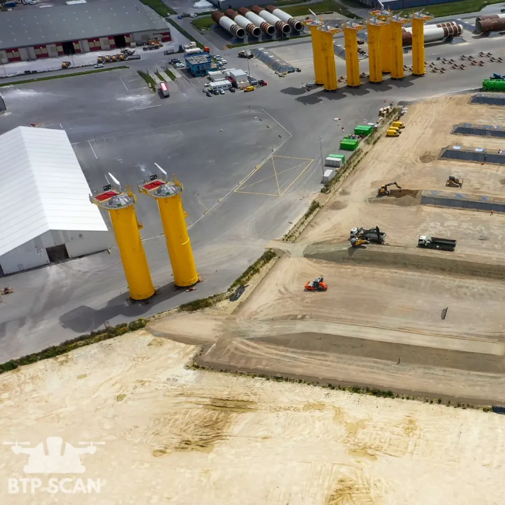 Chantier avec structures jaunes et engins de construction